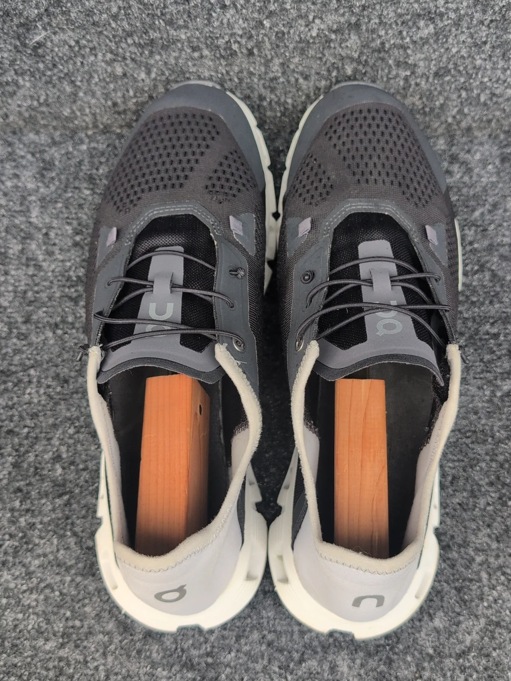 On Cloud 5 Coast Shoes Mens 11.5 Black Gray Athletic Running Walking Sneakers